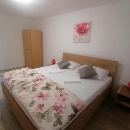 Maris Apartment *